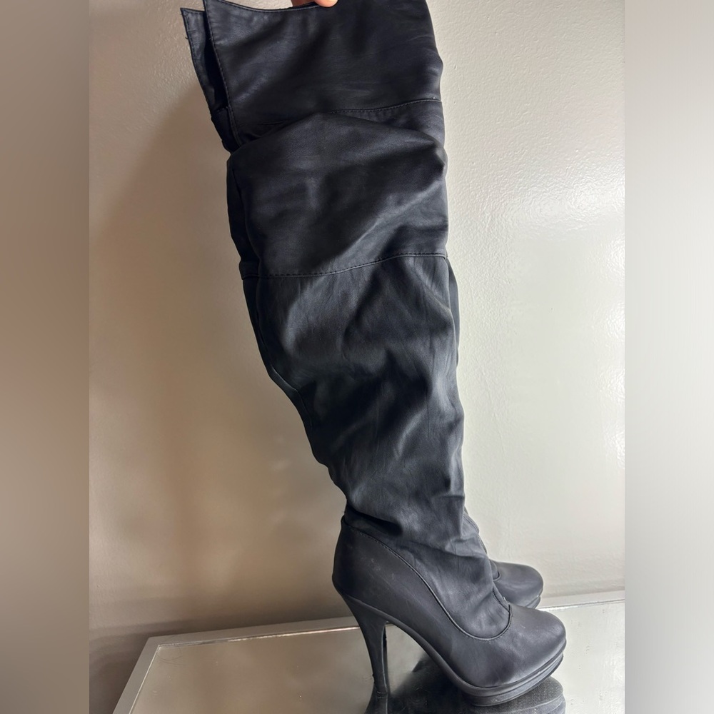 Size 6 Women’s Heeled Boots
